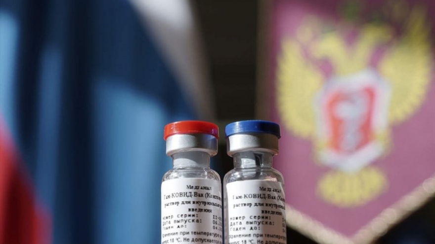 Nga kêu gọi công ty dược của Anh thử kết hợp với vaccine Sputnik V