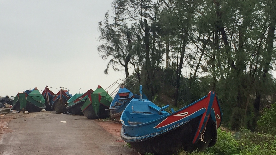 Ngư dân kéo thuyền vào làng tránh bão