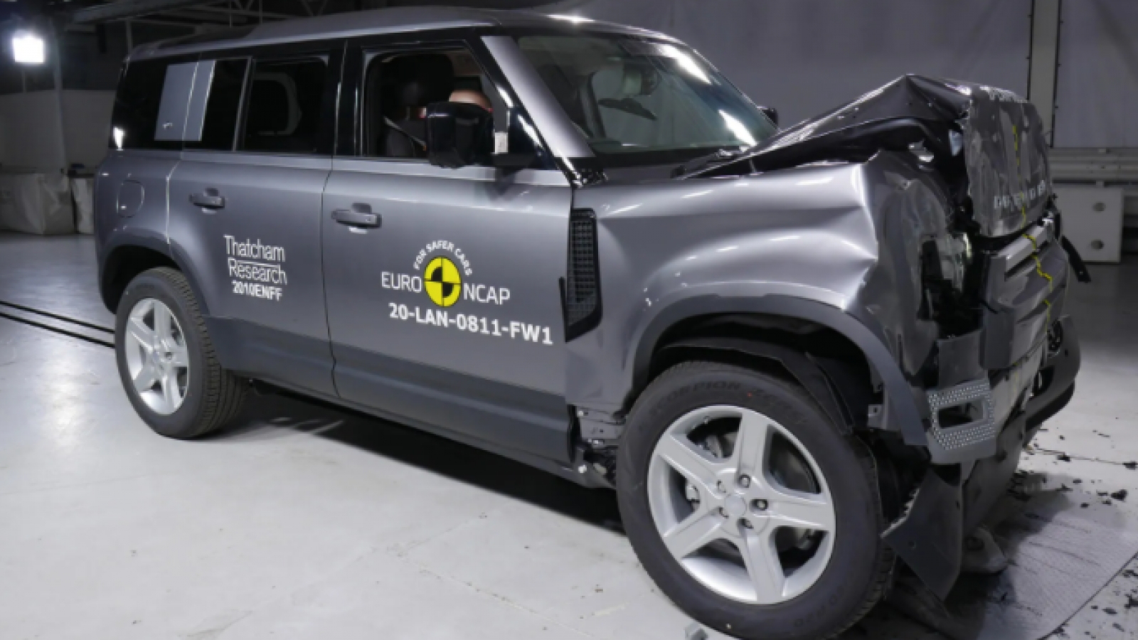 Thử khả năng chịu va chạm của Land Rover Defender
