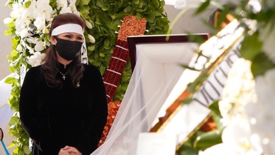 Đám tang nghệ sĩ Chí Tài ở Mỹ: Vợ nghẹn ngào túc trực bên linh cữu