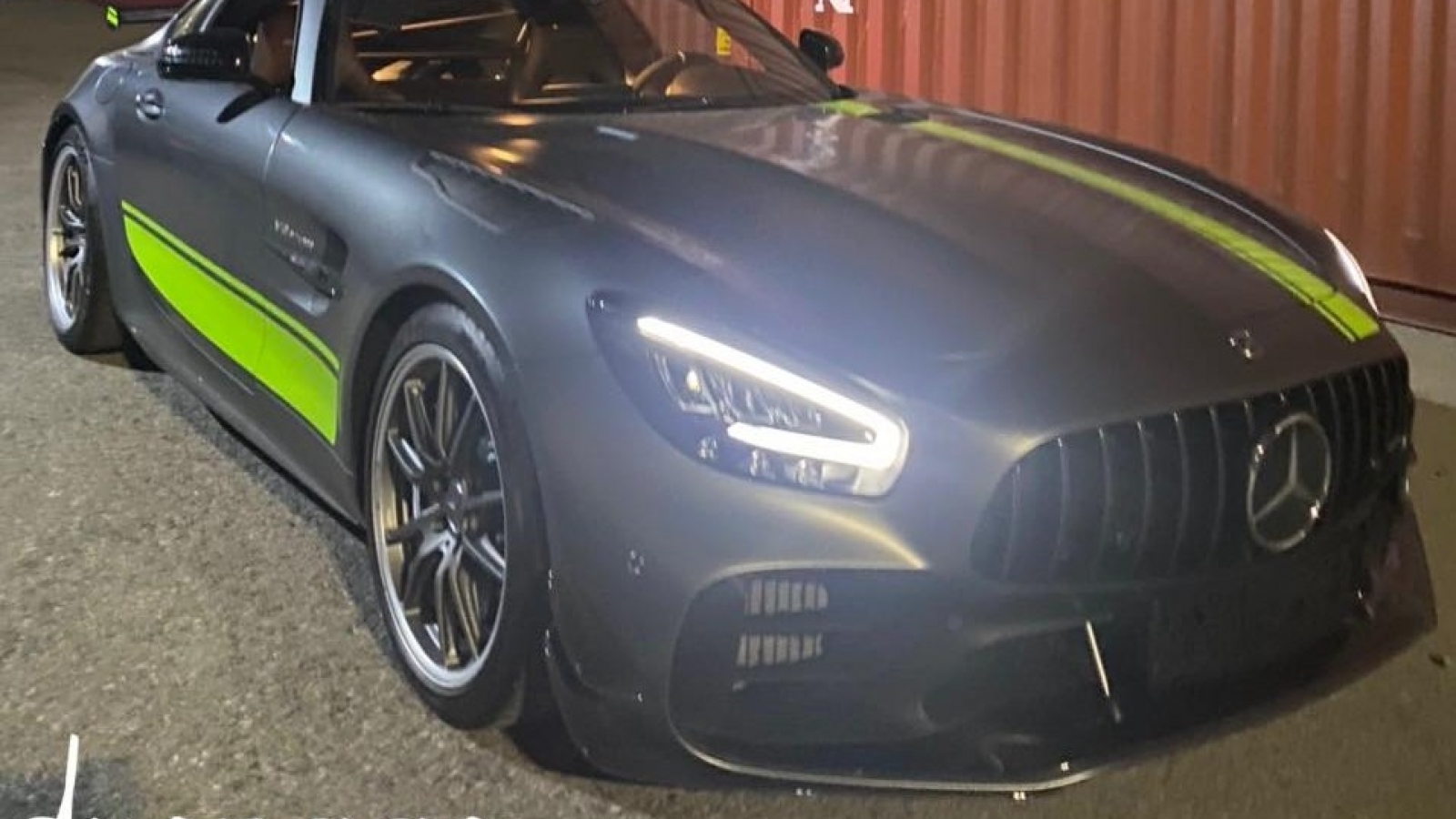 "Siêu phẩm" Mercedes-AMG GT R Pro đã về đến Việt Nam