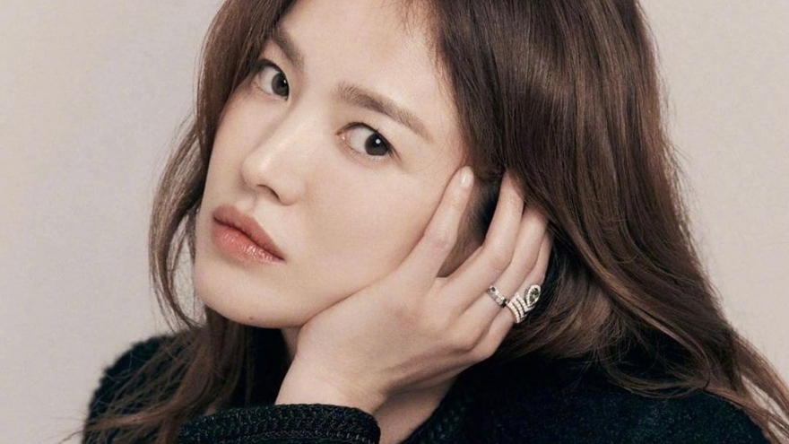 "Nữ hoàng tạp chí" Song Hye Kyo khoe nhan sắc yêu kiều ở tuổi 39