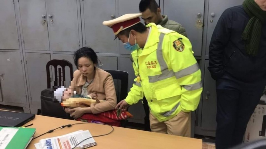 Kịp thời ngăn cản người phụ nữ bế con định nhảy cầu Bãi Cháy