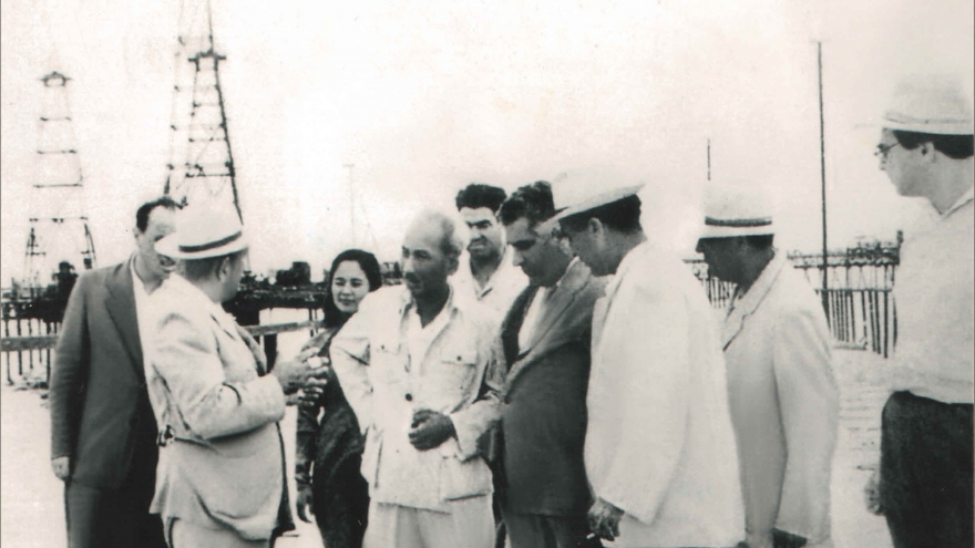 Các bức ảnh quý hiếm về Chủ tịch Hồ Chí Minh thăm mỏ dầu Azerbaijan