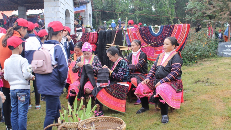 Đầu năm đi chợ phiên vùng cao giữa lòng Hà Nội