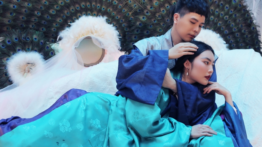Trịnh Thăng Bình làm Sở Khanh trong MV mới, say đắm "nàng Kiều" Helly Tống 