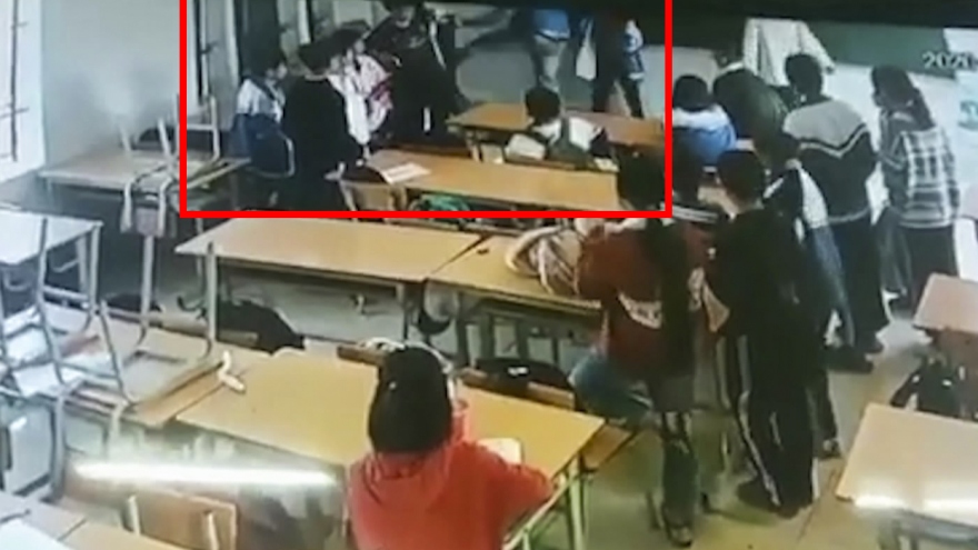 Xem xét khởi tố người xông vào lớp đánh bạn học của con