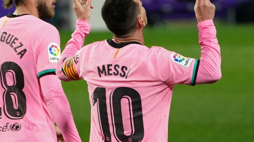 Mỗi lần bị Messi chọc thủng lưới, thủ môn ... được tặng 1 chai bia 