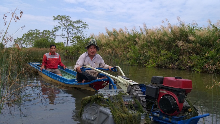 Lão nông Nguyễn Văn Rô và chiếc máy cày phao nổi