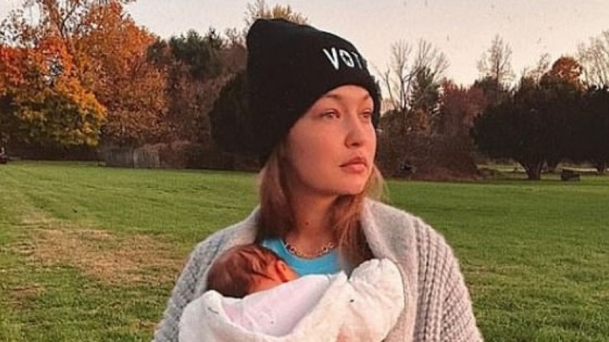 Gigi Hadid địu con gái cưng đứng tạo dáng trên đồng cỏ xanh