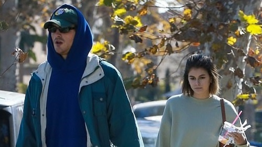 Kaia Gerber lộ vẻ mặt tâm trạng khi sải bước trên phố cùng bạn trai