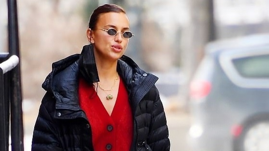 Irina Shayk vui vẻ đưa con gái cưng ra phố đón Giáng sinh