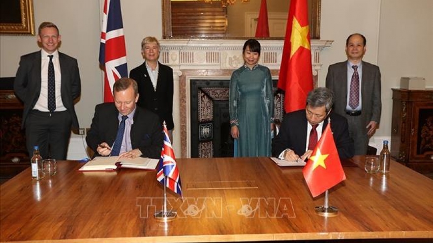 Vietnam, UK officially sign bilateral FTA in London