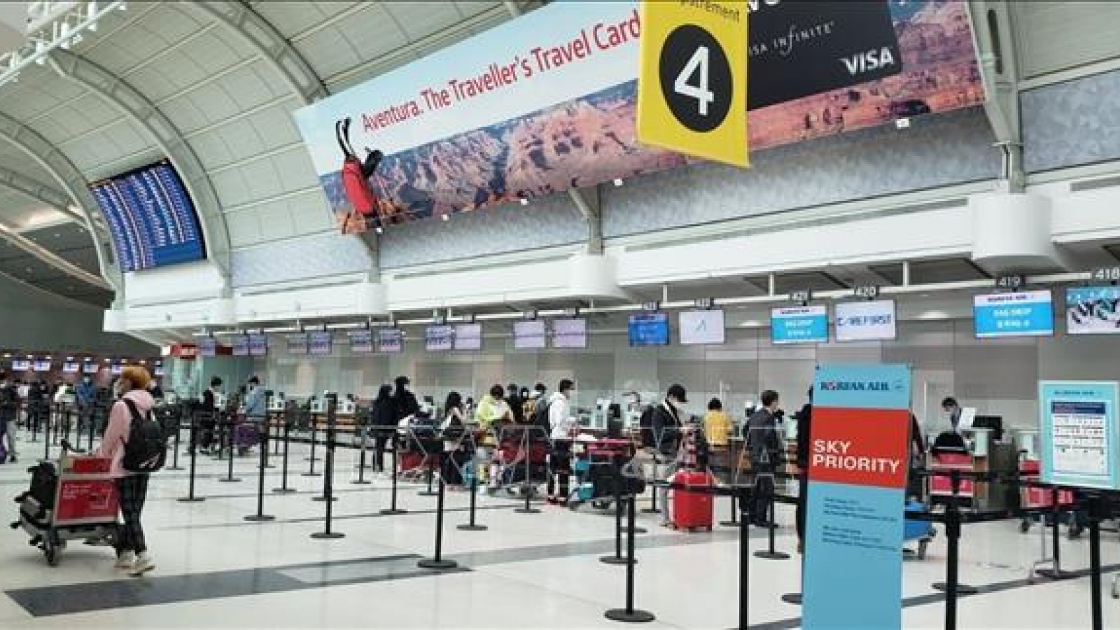Gần 360 công dân Việt Nam từ Canada được đưa về nước an toàn.