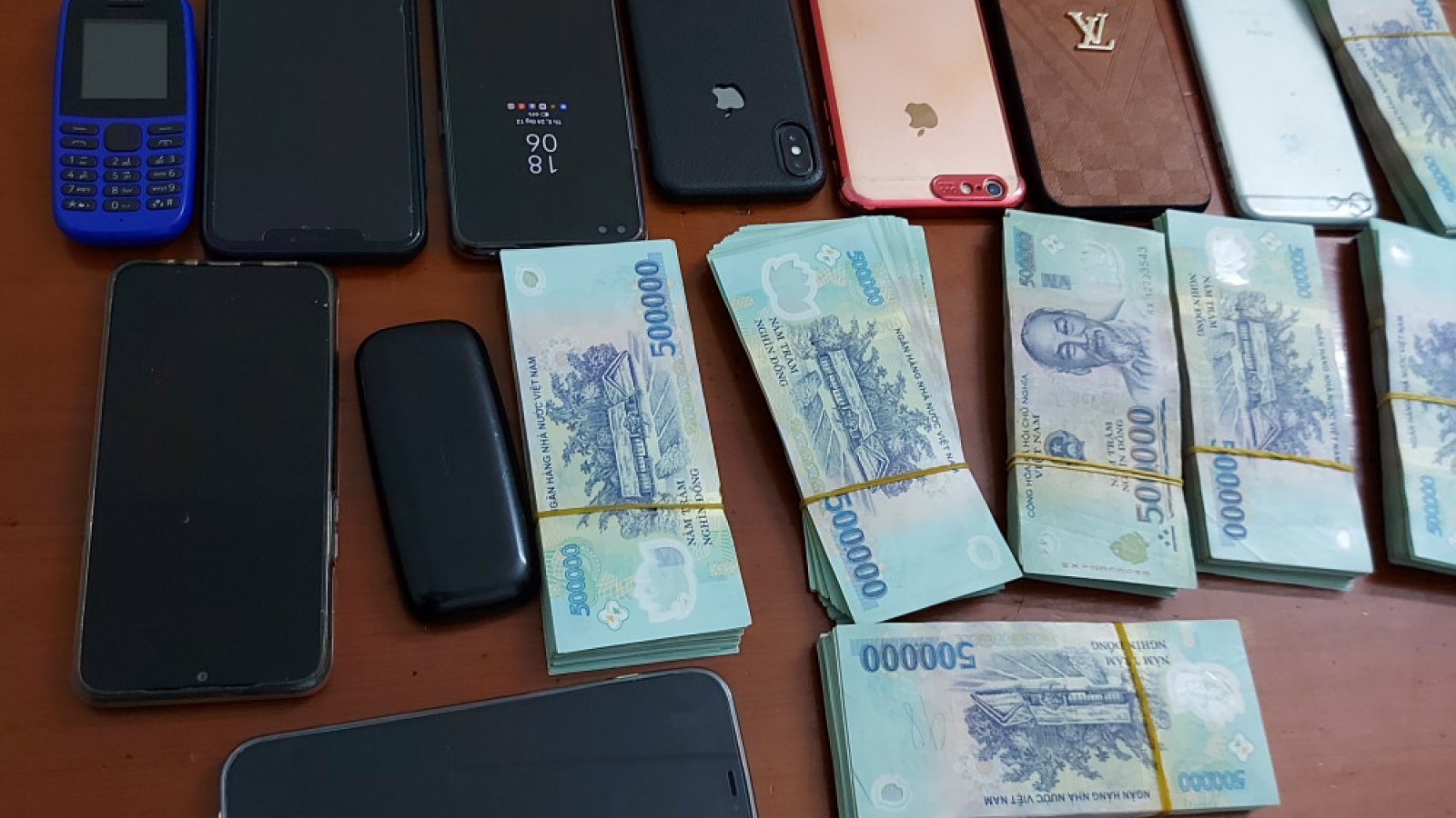 Bắt, triệu tập 21 đối tượng trong đường dây đánh bạc “khủng”