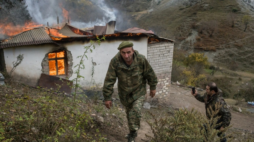Người Armenia dọn dẹp, đốt nhà trước khi rút khỏi vùng lân cận Nagorno-Karabakh