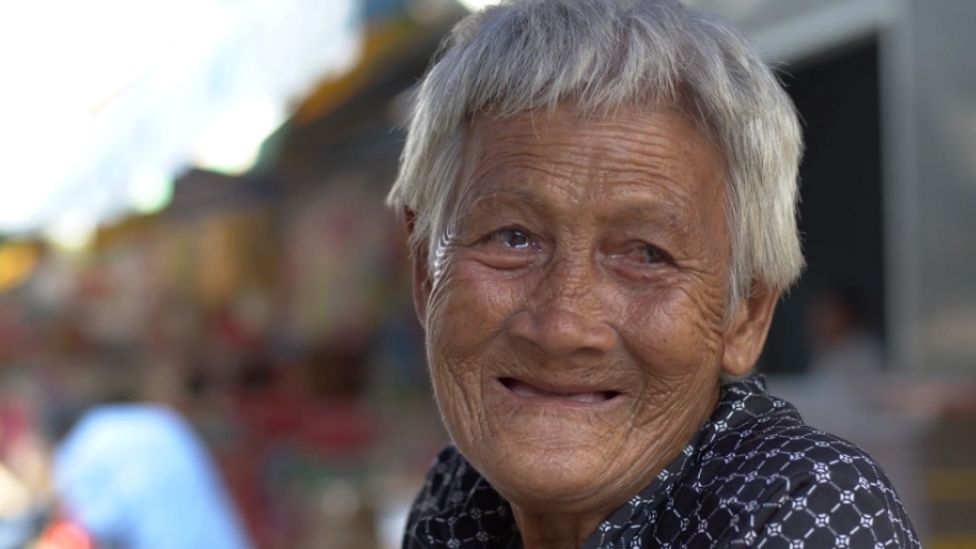 Cụ bà 88 tuổi dành 75 năm để làm nên món chè huyền thoại ở Mỹ Tho