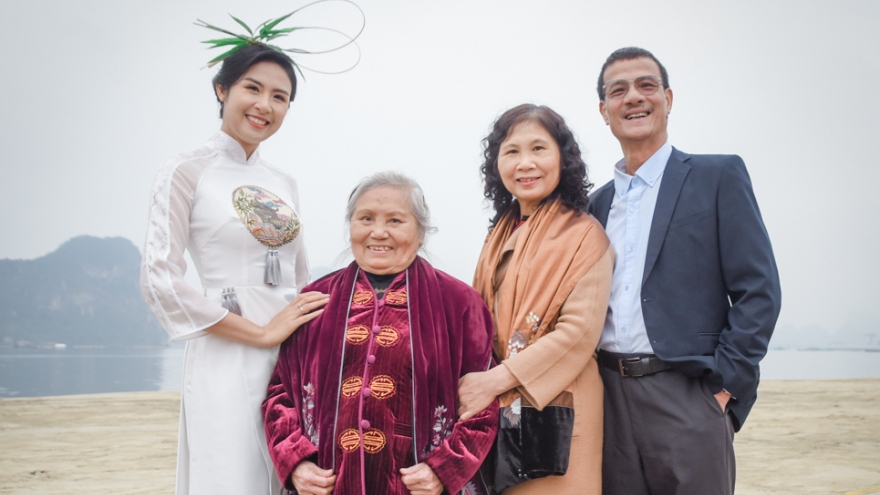Hoa hậu Ngọc Hân hạnh phúc khi bà ngoại đến ủng hộ BST áo dài mới