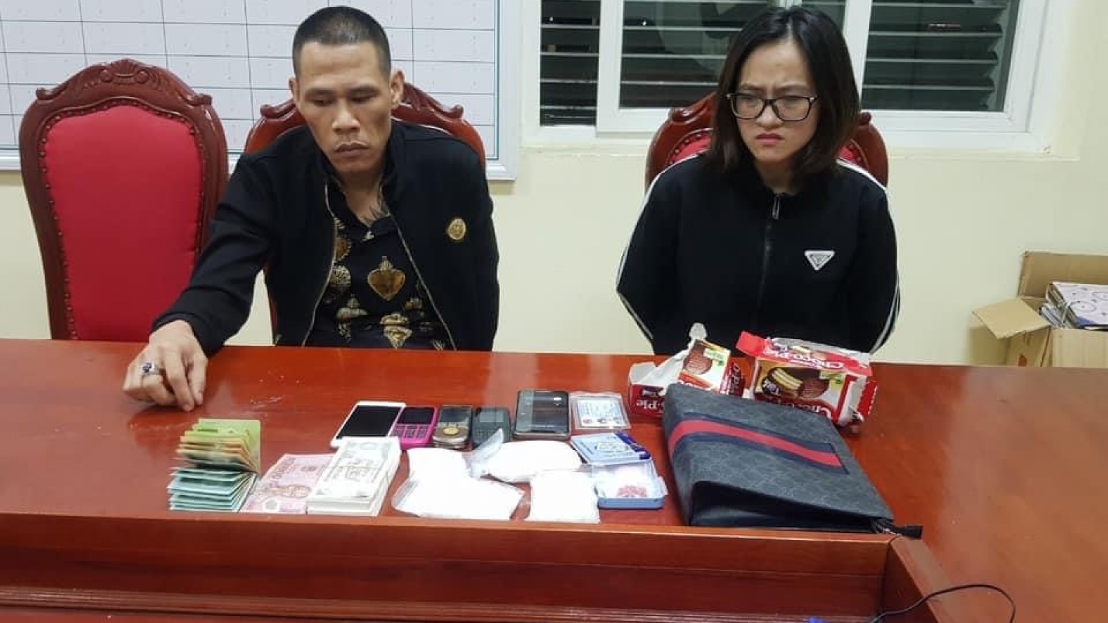 Bắt quả tang 2 đối tượng mua bán trái phép chất ma túy