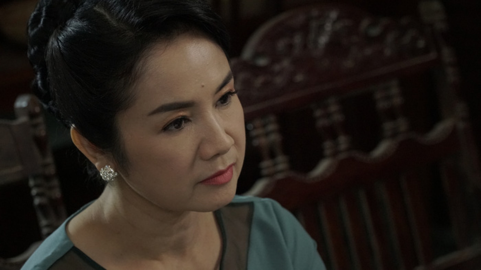 "Biểu tượng sắc đẹp"-NSND Thu Hà tái xuất đầy quyền lực trong "Hướng dương ngược nắng"