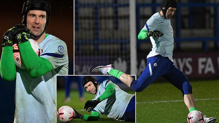 Petr Cech tái xuất sân cỏ, mắc lỗi ngay pha bóng đầu tiên