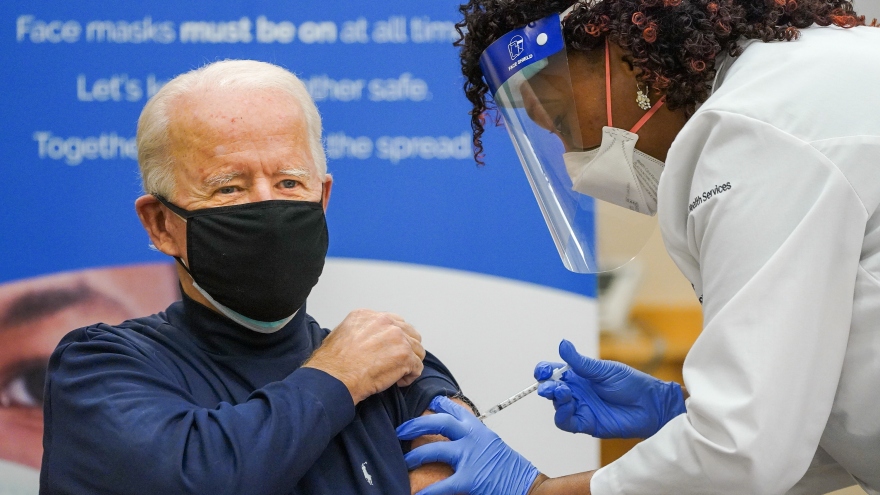 Ông Joe Biden tiêm vaccine ngừa Covid-19 nhằm khuyến khích dân Mỹ tin dùng