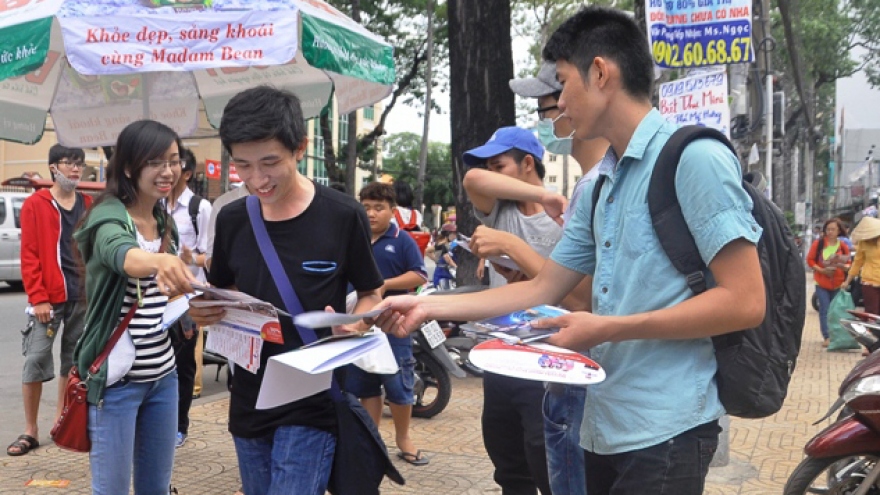 Môi giới nhà đất quay lại phát tờ rơi khi bị hạn chế nhắn tin, gọi điện quảng cáo