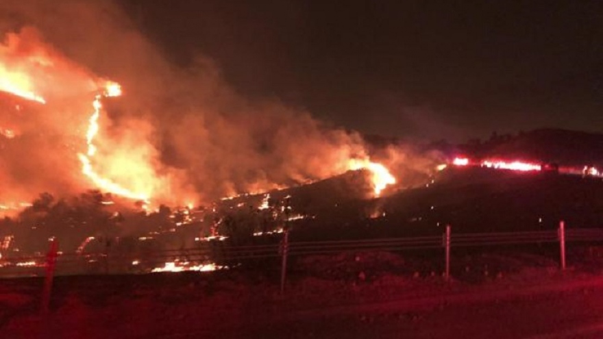 Căn cứ quân sự Mỹ cháy khủng khiếp, sơ tán khẩn cấp 7.000 người