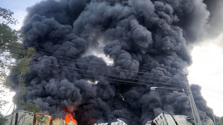 Cháy lớn tại công ty sản xuất mút xốp ở Bình Dương