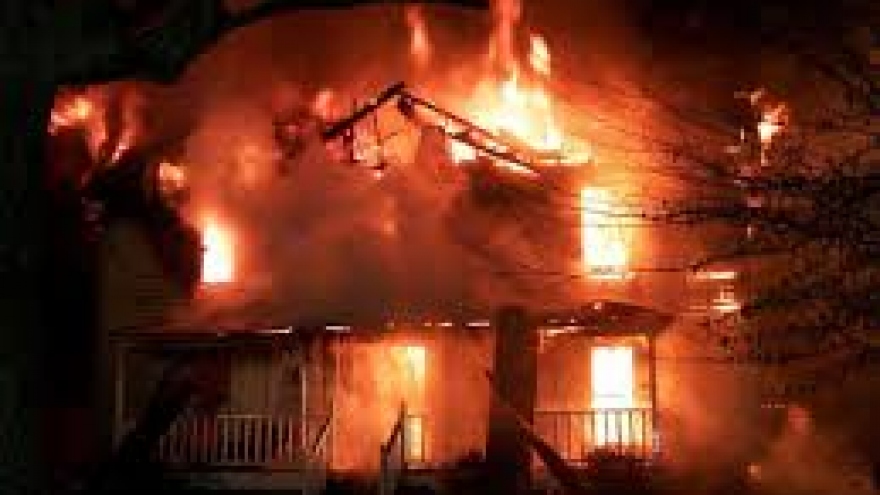 Khởi tố chồng tưới xăng đốt nhà khiến vợ bị bỏng nặng