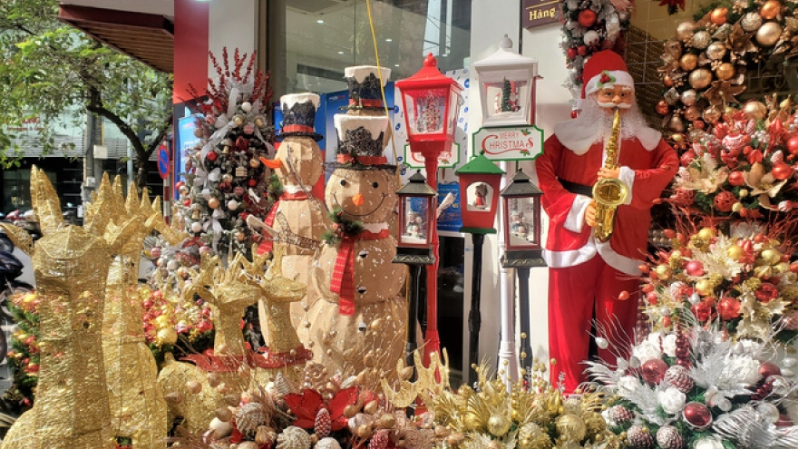 Hanoi street sees upturn in Xmas buildup