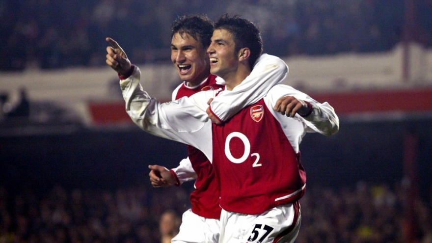 Ngày này năm xưa: Cesc Fabregas đi vào lịch sử Arsenal