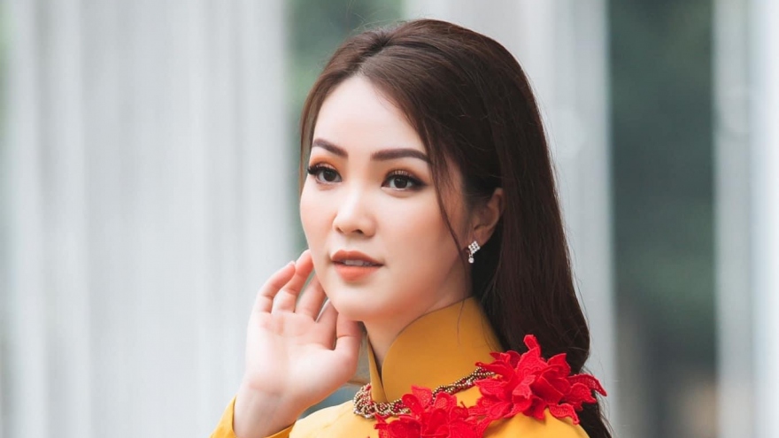 Á hậu Thụy Vân, BTV Thu Hương "mê" áo dài của NTK Vũ Thu Trang