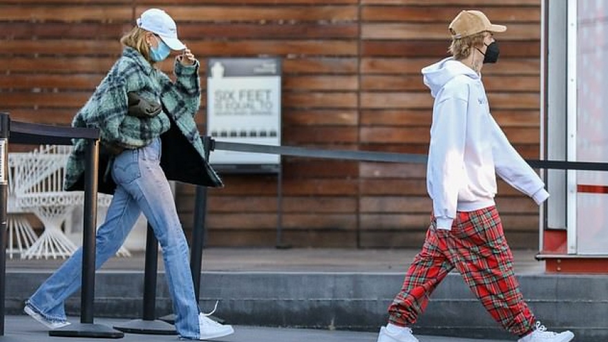 Vợ chồng Justin Bieber cùng nhau đi sắm đồ Giáng sinh