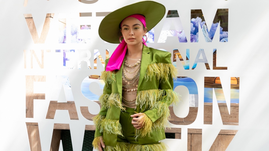 Á hậu Mâu Thủy diện nguyên cây xanh trong ngày thứ 5 The Best Street Style 2020