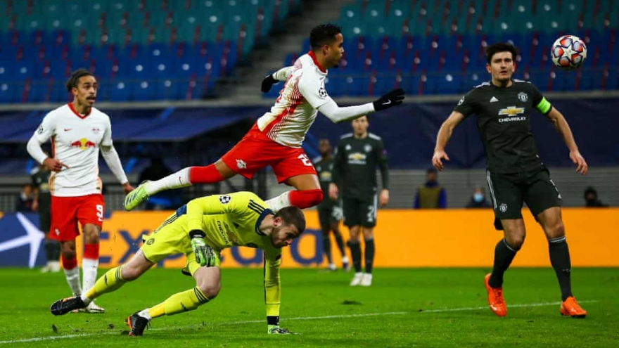 Hàng phòng ngự "tấu hài" trước Leipzig, MU văng khỏi Champions League