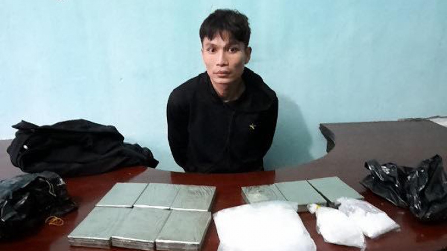 Bắt hai đối tượng dùng xe máy vận chuyển 9 bánh heroin vào sáng sớm 