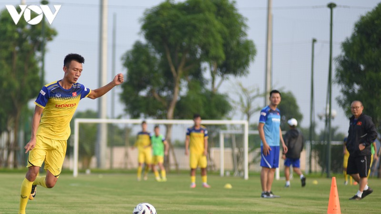Tiền đạo U22 Việt Nam "tính kế" khoan thủng hàng phòng ngự ĐT Việt Nam