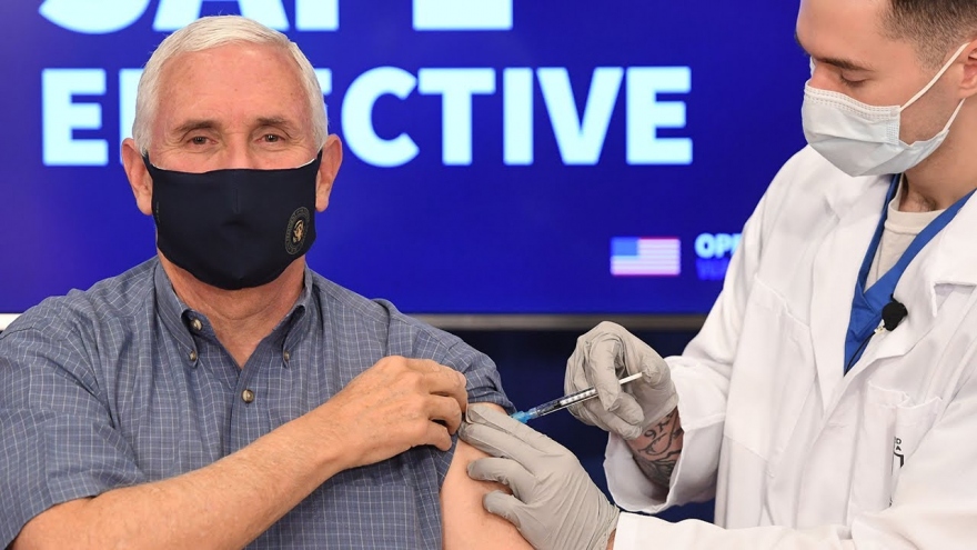 Phó Tổng thống Mỹ Mike Pence tiêm vaccine COVID-19