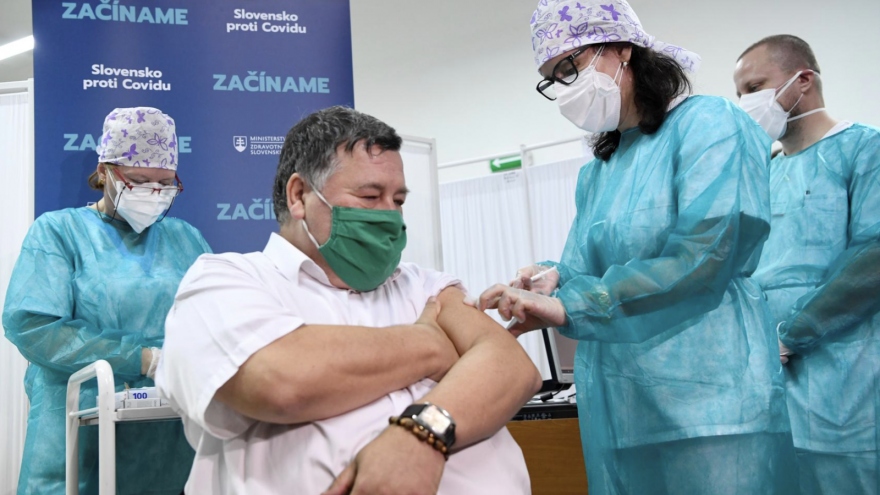 Slovakia bắt đầu tiêm vaccine Covid-19 
