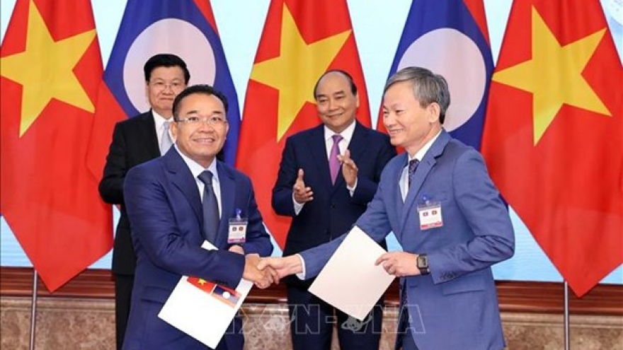 EVN signs MoU to buy electricity, develop power projects in Laos