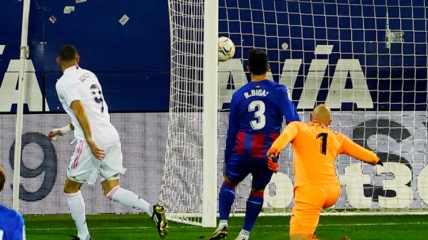 Benzema đá như “người máy”, Real Madrid thắng đậm Eibar