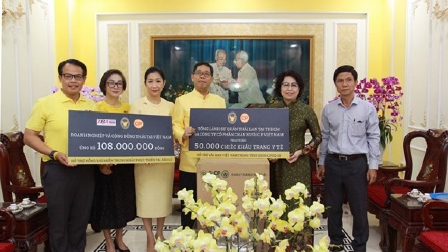 Thailand presents aid to flood victims in central region