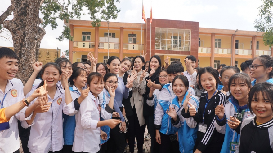 Hoa hậu Đỗ Hà tiếp tục được chào đón nồng nhiệt tại Thanh Hóa khi tham gia từ thiện
