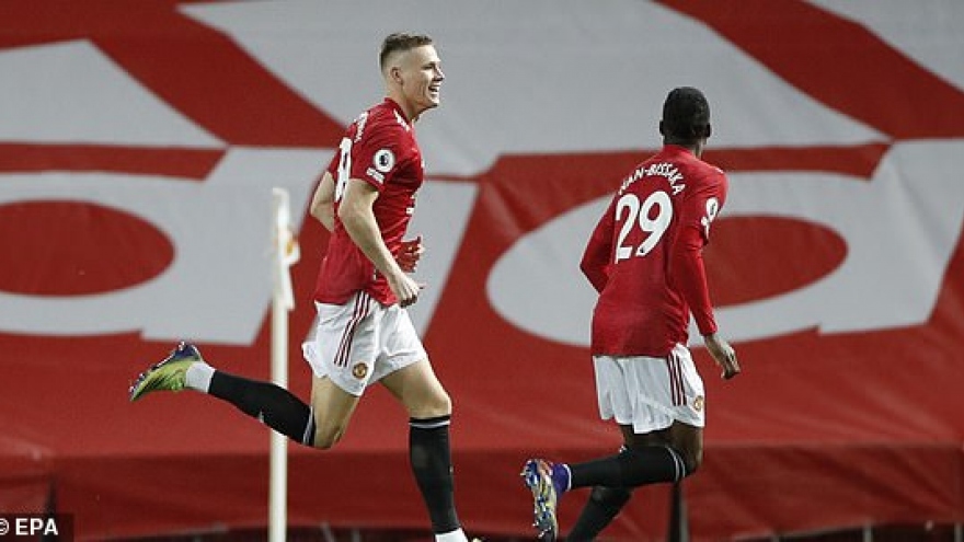 McTominay lập cú đúp nhanh nhất lịch sử Ngoại hạng Anh, MU chơi tennis với Leeds United