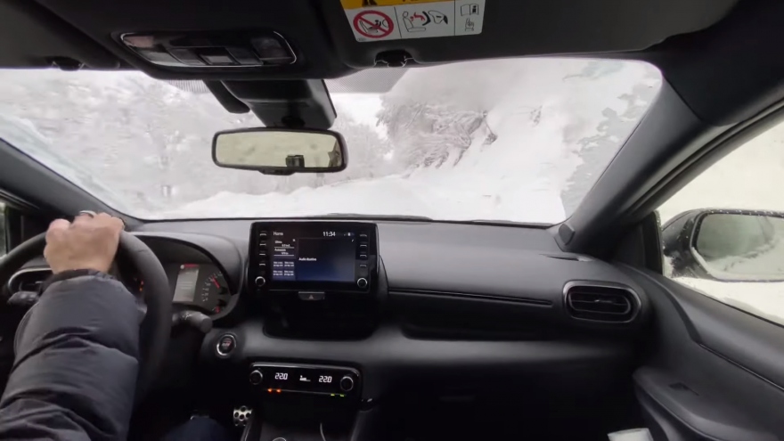 Toyota GR Yaris 2021 di chuyển hoàn hảo trên địa hình tuyết