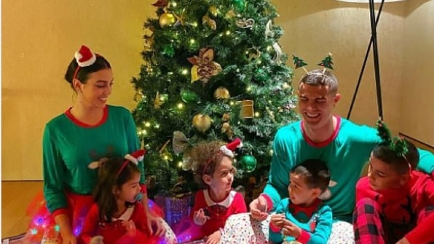 C.Ronaldo và bạn gái mặc đồ đôi đón Giáng sinh ấm áp bên các con