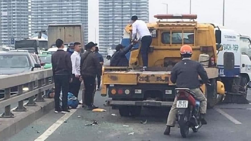 Xe cứu hộ đâm xe quét rác trên cầu Nhật Tân, 1 công nhân môi trường tử vong