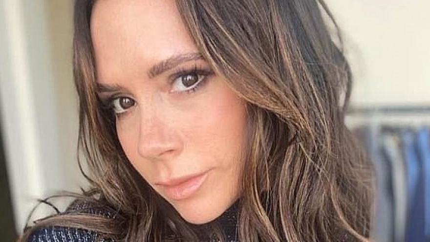 Victoria Beckham trang điểm tông màu nude, tái xuất xinh đẹp tại cửa hàng thời trang