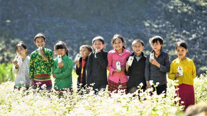 Vinamilk đồng hành cùng Cặp lá yêu thương “Trao cơ hội đi học, cho cơ hội đổi đời"